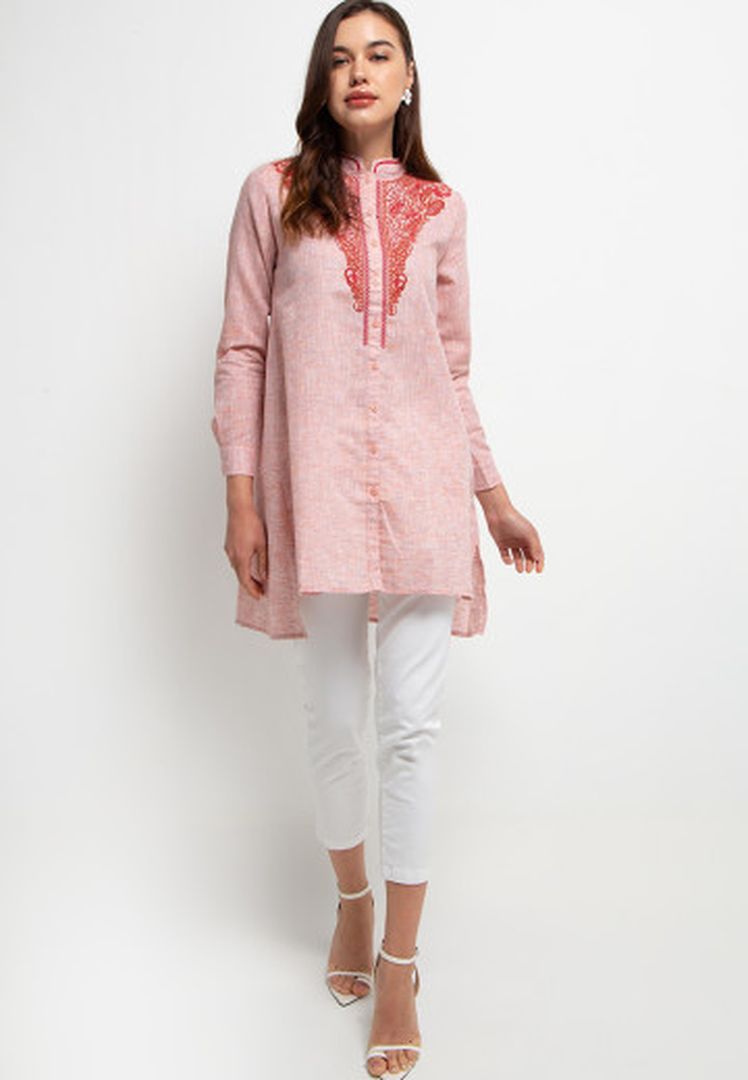 TRISET CASUAL AILISH EMBROIDERY BLOUSE - TR3075777